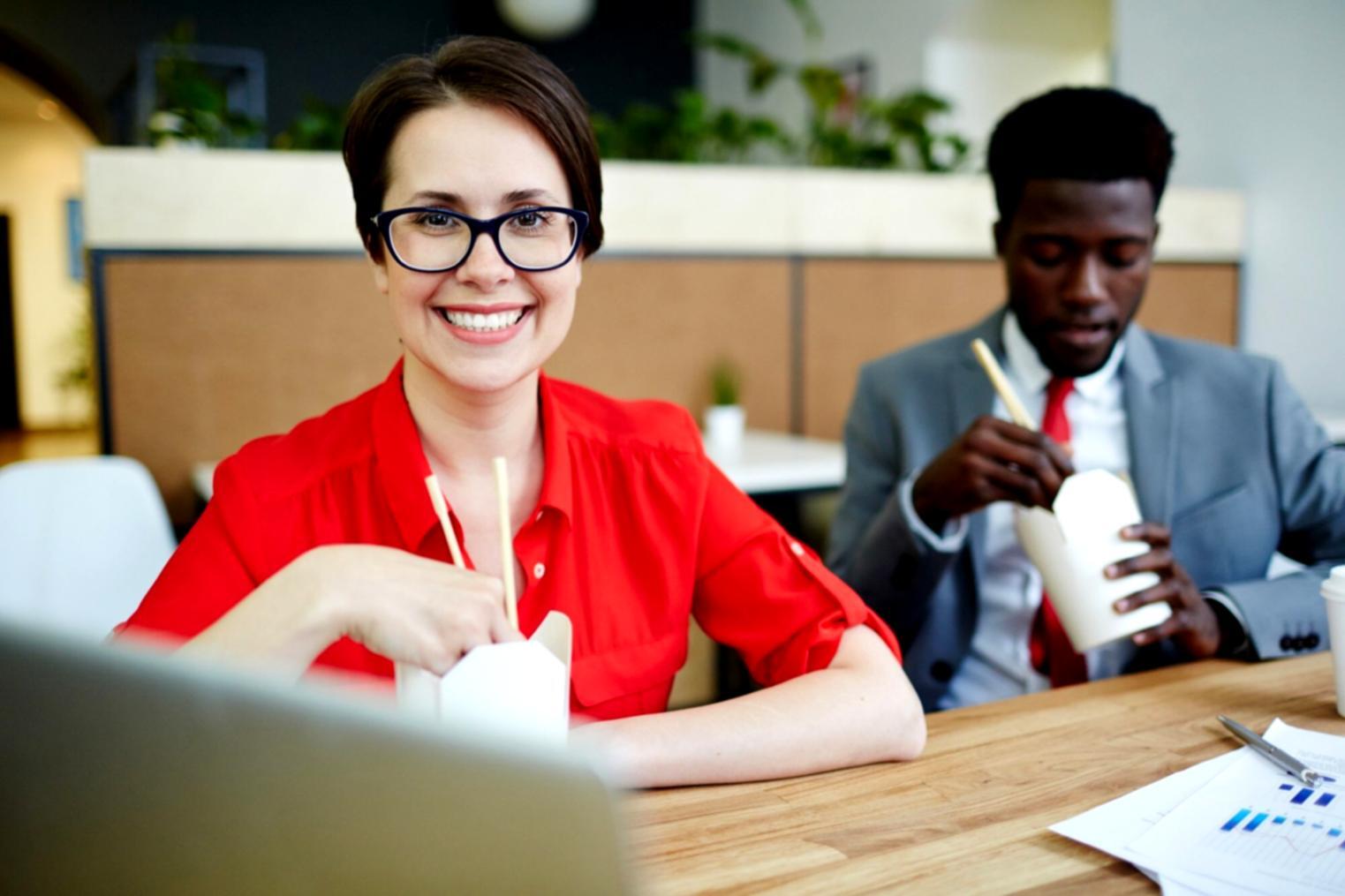 Persona trabajando con calculadora y documentos financieros