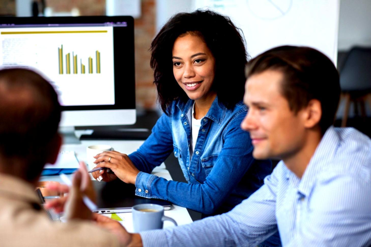 Estudiantes trabajando con casos reales de presupuestación financiera en aula moderna