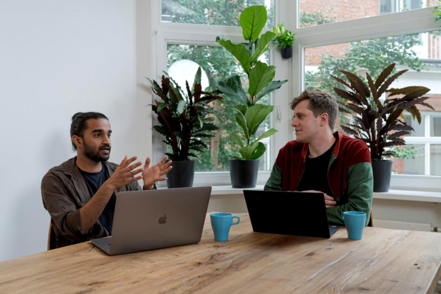 Estudiantes trabajando en análisis financiero durante una sesión práctica de presupuestación personal